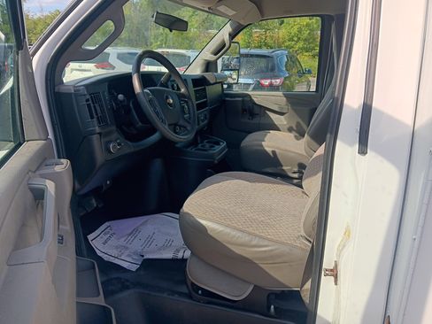 Used 2016 Chevrolet Express 3500 RWD image 10