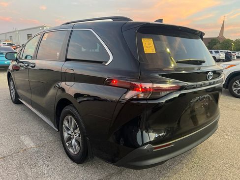 Used 2025 Toyota Sienna XLE FWD image 6
