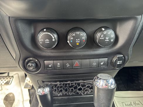 Used 2015 Jeep Wrangler Unlimited Rubicon AWD/4WD image 25