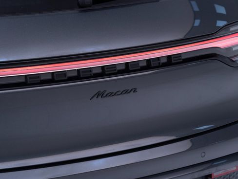 Certified 2025 Porsche Macan AWD/4WD image 13