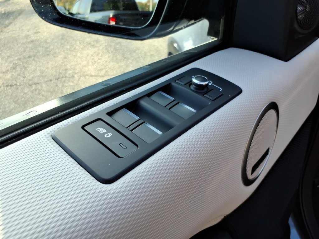 Used 2022 Land Rover Discovery HSE R-Dynamic AWD/4WD image 17