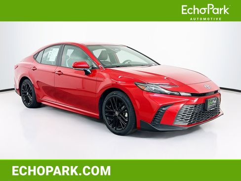 Used 2025 Toyota Camry SE FWD image 1
