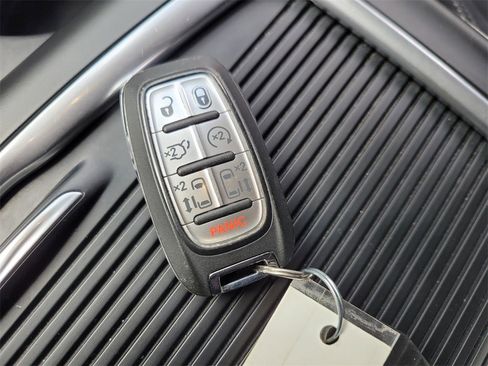 Certified 2024 Chrysler Pacifica Touring-L image 33