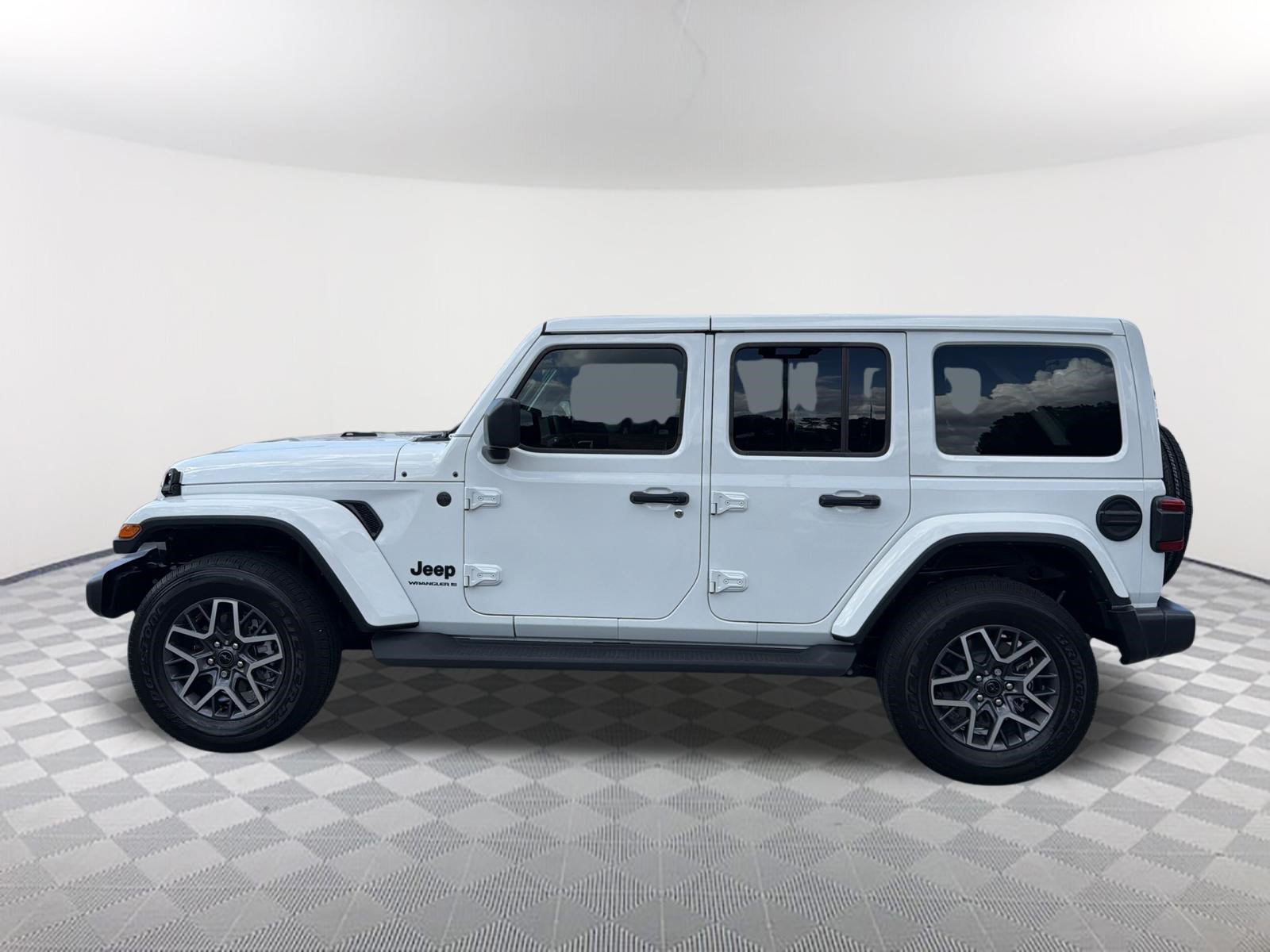 Used 2025 Jeep Wrangler Unlimited Sahara AWD/4WD image 13