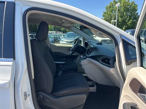Used 2017 Chrysler Pacifica Touring FWD image 18