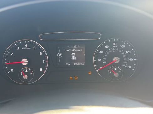 Used 2017 Kia Sorento LX w/ LX Convenience Package image 9