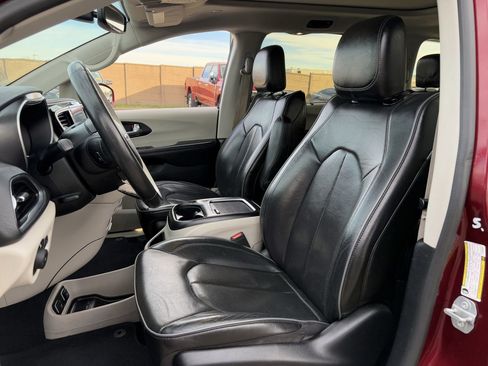 Used 2020 Chrysler Pacifica Limited image 27