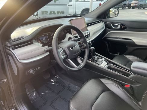 Used 2025 Jeep Compass Limited image 18