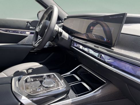 Used 2025 BMW i7 eDrive50 w/ M Sport Package RWD image 24