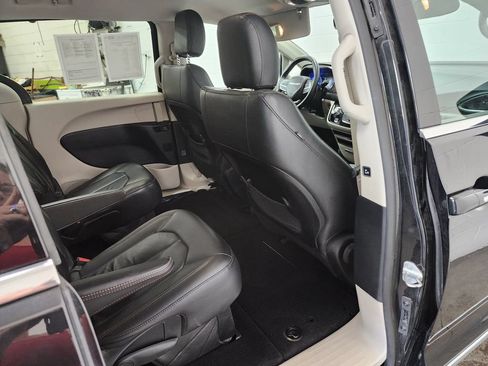 Used 2017 Chrysler Pacifica Touring-L FWD image 29