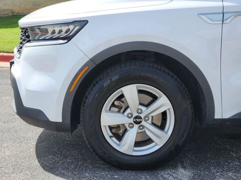 Certified 2023 Kia Sorento LX FWD image 8