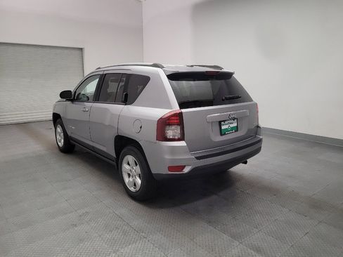 Used 2017 Jeep Compass Latitude FWD image 5