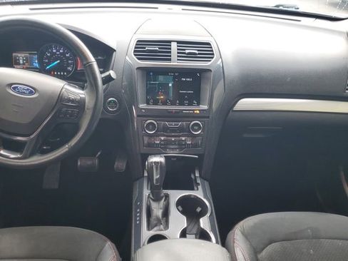 Used 2018 Ford Explorer XLT w/ Equipment Group 202A FWD image 15