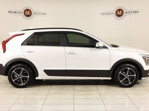 Used 2024 Kia Niro EX image 2