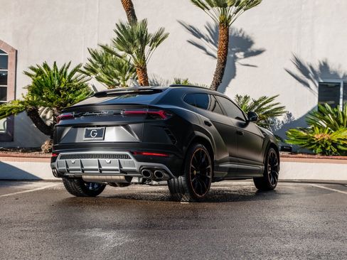 Used 2022 Lamborghini Urus image 3