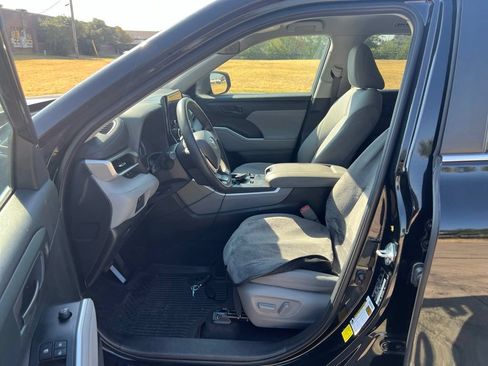 Used 2023 Toyota Highlander L FWD image 7