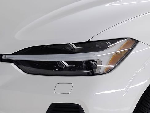 Used 2023 Volvo XC60 B5 Ultimate image 9