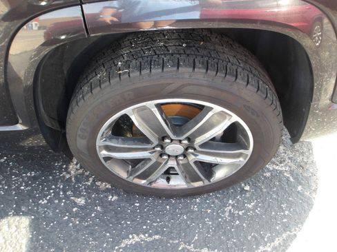 Used 2017 GMC Acadia Denali w/ Technology Package AWD/4WD image 4