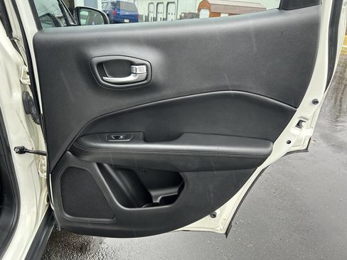 Used 2019 Jeep Compass Latitude image 14