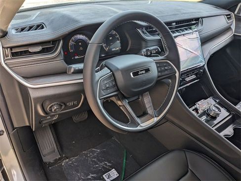 New 2025 Jeep Grand Cherokee Limited image 8