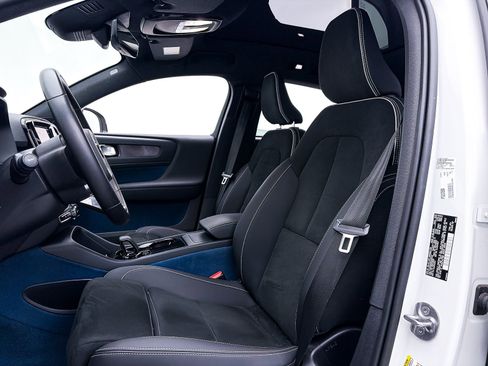 Used 2023 Volvo C40 P8 Recharge Ultimate image 18