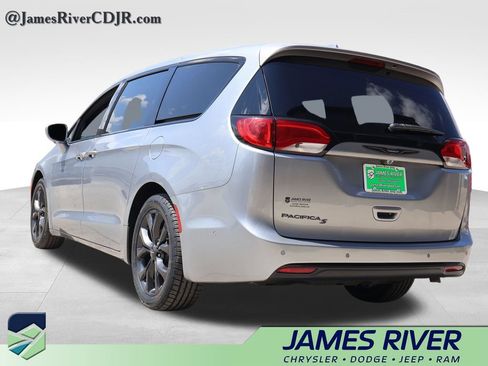 Used 2019 Chrysler Pacifica Touring Plus w/ Advanced Safetytec Group FWD image 3