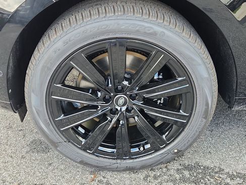 New 2025 Land Rover Range Rover SE image 9