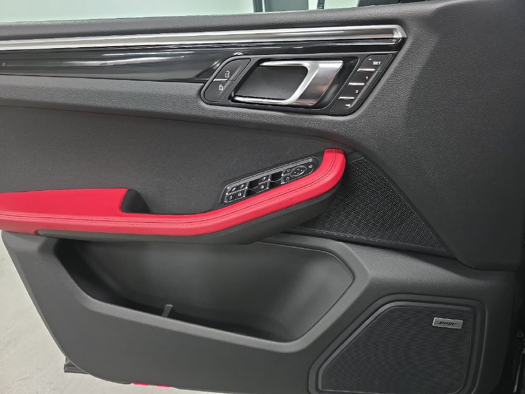 Certified 2025 Porsche Macan S AWD/4WD image 23