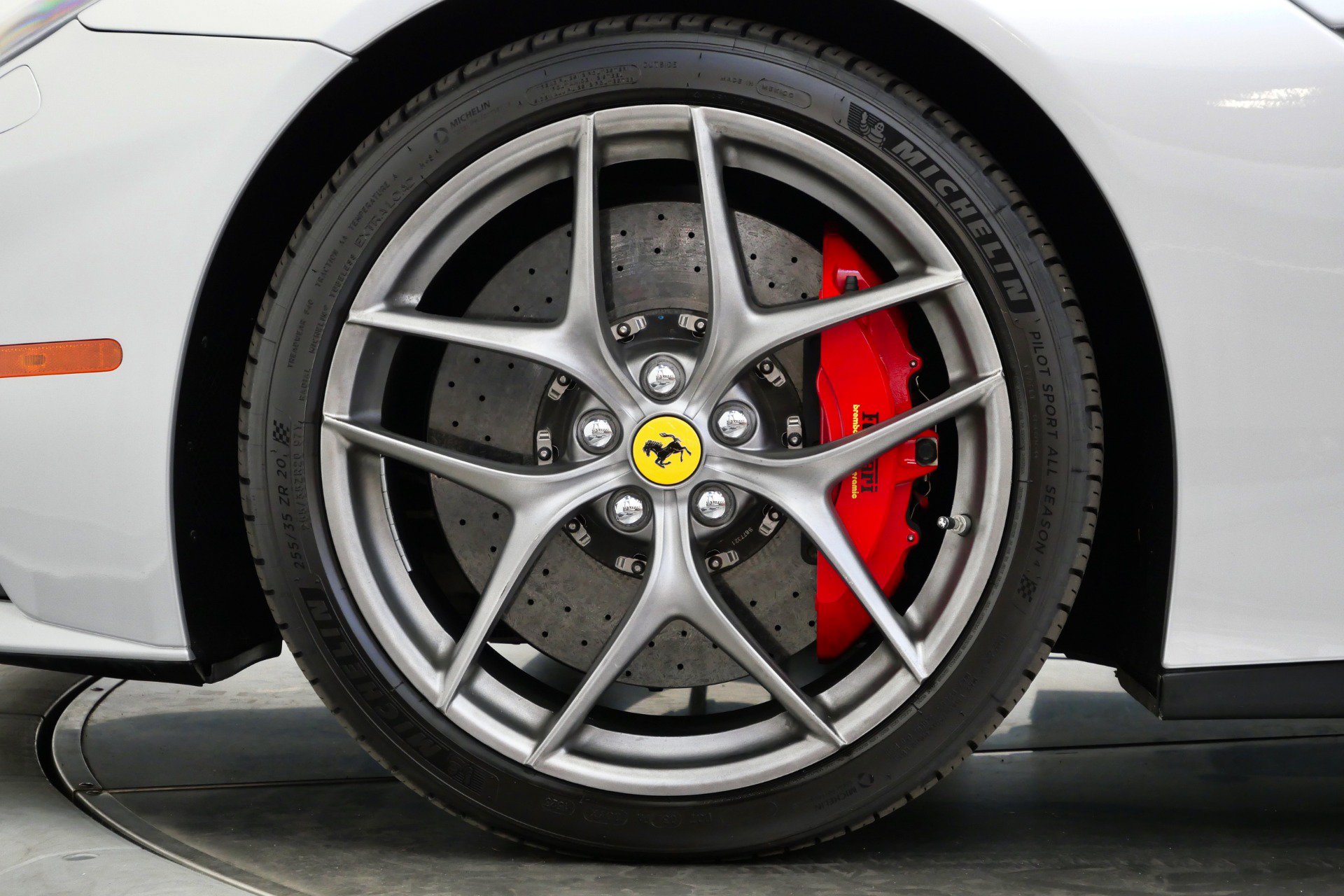 Used 2015 Ferrari F12 Berlinetta RWD image 10