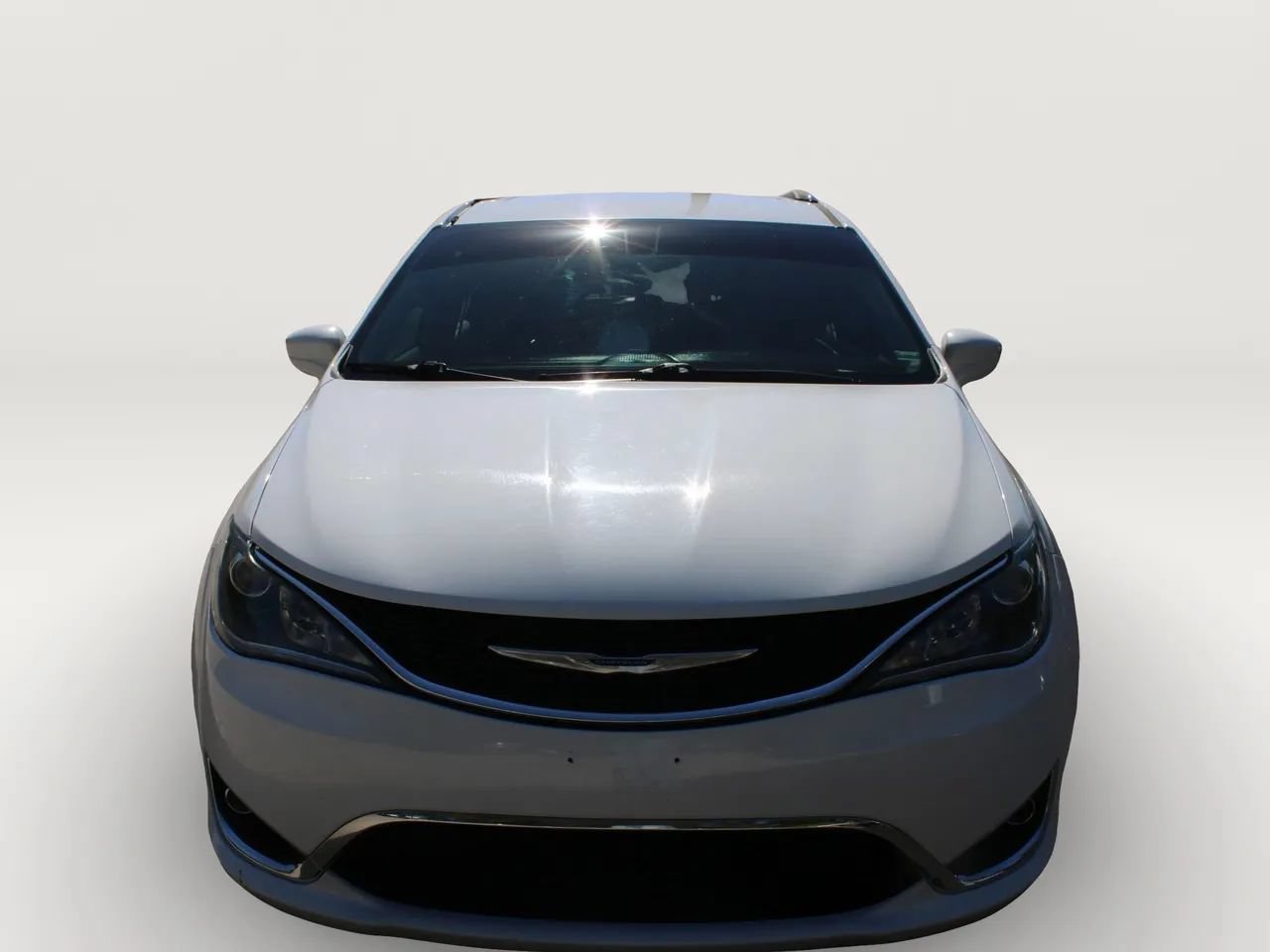 Used 2020 Chrysler Pacifica Touring-L FWD image 2
