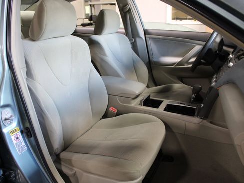 Used 2010 Toyota Camry LE FWD image 25