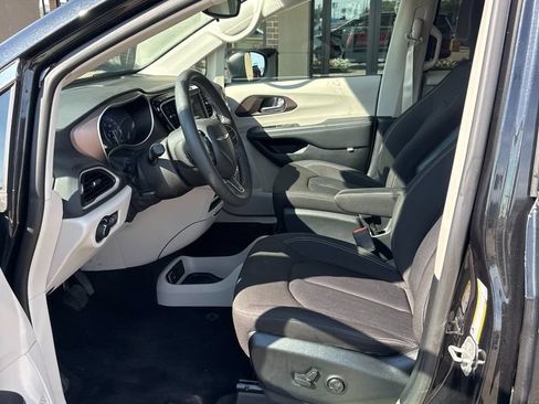 Used 2023 Chrysler Voyager LX FWD image 8