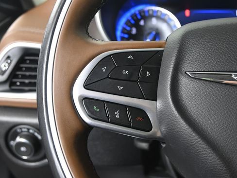 Used 2017 Chrysler Pacifica Limited FWD image 40