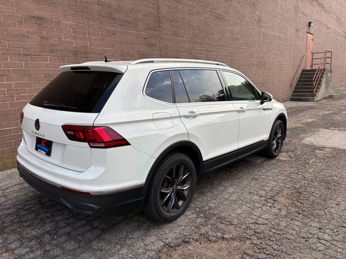 Used 2022 Volkswagen Tiguan SE w/ Panoramic Sunroof Package FWD image 5