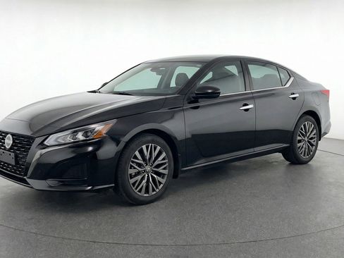 Used 2025 Nissan Altima 2.5 SV FWD image 3