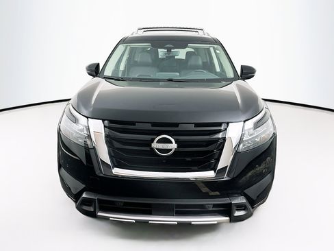 Used 2025 Nissan Pathfinder SL image 2