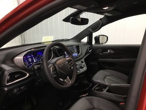 Used 2025 Chrysler Pacifica Select FWD image 10