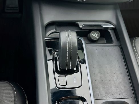 Used 2022 Volvo XC60 B5 R-Design w/ Advanced Package FWD image 25