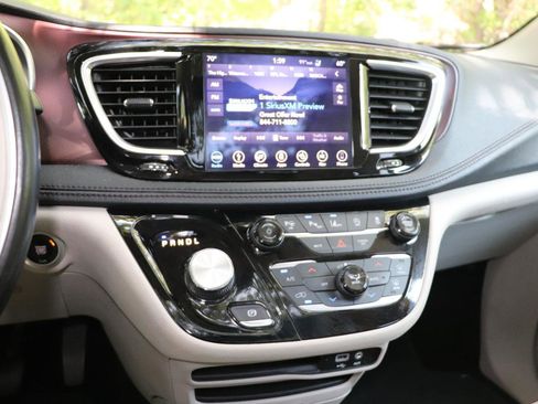 Used 2019 Chrysler Pacifica Limited w/ Advanced Safetytec Group FWD image 16