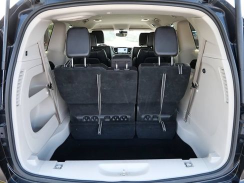 Used 2024 Chrysler Pacifica Touring-L FWD image 6