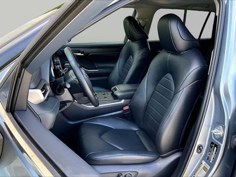 Used 2023 Toyota Highlander XLE AWD/4WD image 9