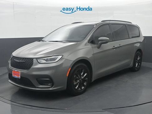 Used 2021 Chrysler Pacifica Touring-L w/ Uconnect Theater Family Group FWD image 3