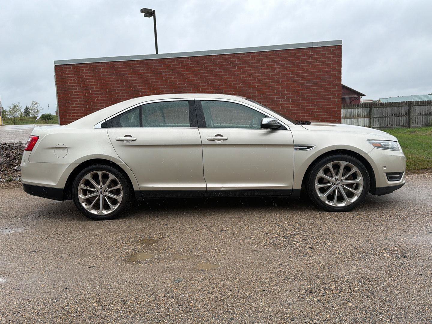 Used 2017 Ford Taurus Limited w/ Driver Assist Package FWD image 4