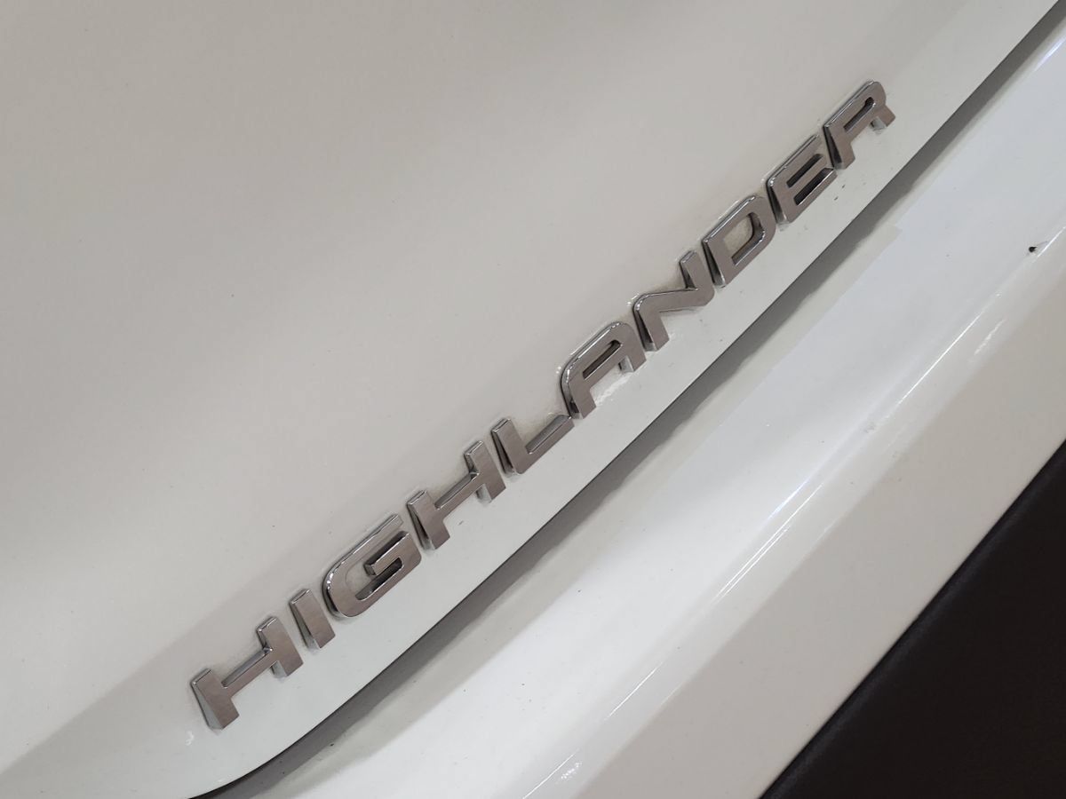 Used 2021 Toyota Highlander XLE AWD/4WD image 25