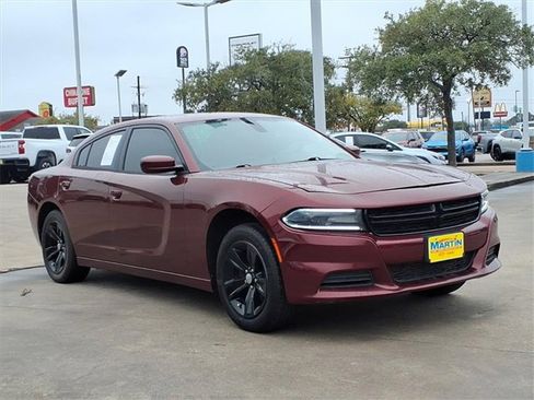 Used 2017 Dodge Charger SXT image 3
