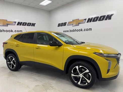 Used 2024 Chevrolet Trax RS w/ Sunroof Package FWD image 3