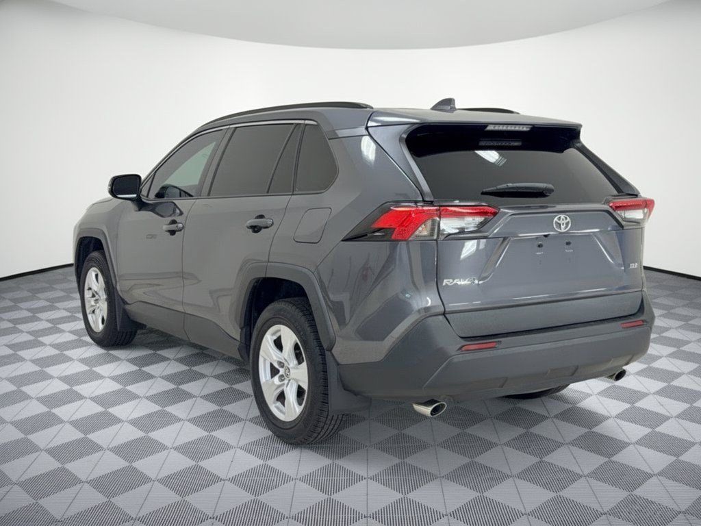 Used 2021 Toyota RAV4 XLE w/ Convenience Package FWD image 3