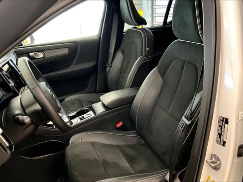 Certified 2022 Volvo XC40 T4 R-Design w/ Advanced Package image 8