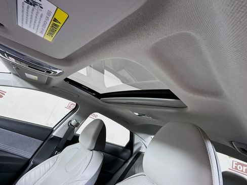 Certified 2025 Hyundai Elantra Limited FWD image 11