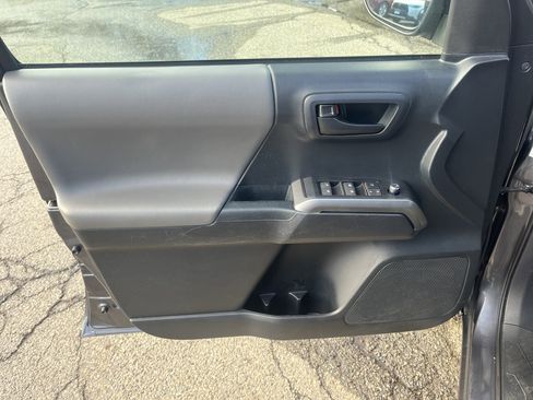 Used 2018 Toyota Tacoma SR5 image 15